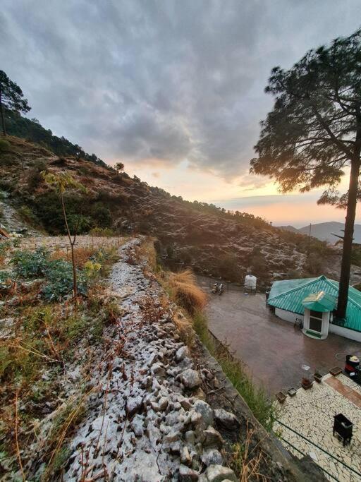 Kasauli Cascade A Cheerfull 4 Bedroom Challet المظهر الخارجي الصورة
