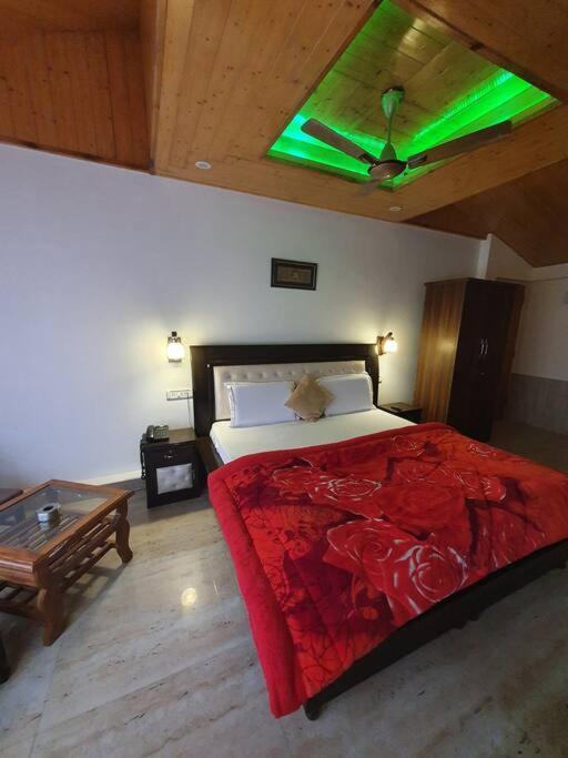 Kasauli Cascade A Cheerfull 4 Bedroom Challet المظهر الخارجي الصورة